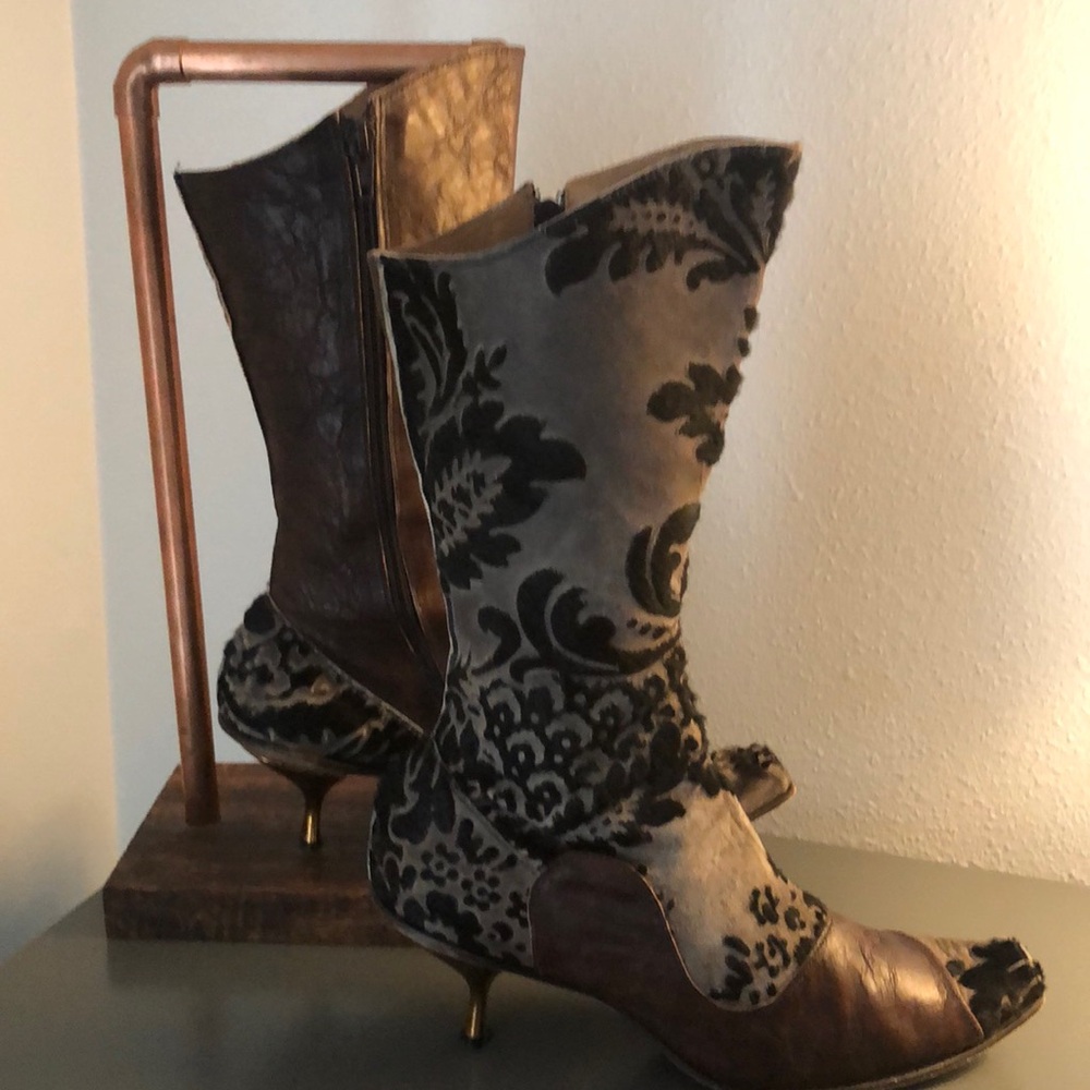 Cydwoq handmade leather boots. Size 37